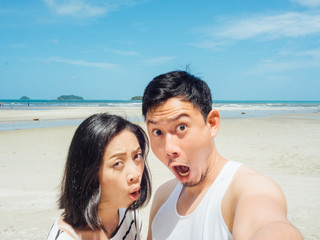 Fototapeta premium Couple tourist selfie on sunny summer beach.