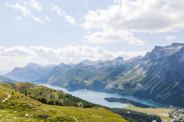 Fototapeta premium Sils, Sils Maria, Silsersee, Bergsee, Wanderweg, Furtschellas, Wasserweg, Oberengadin, Alpen, Sommer, Graubünden, Schweiz