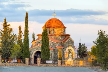 Foto op Plexiglas Kerk van alle heiligen in de buurt van het Stavrovouni-klooster, district Larnaka, Cyprus © romanevgenev