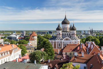 Obraz premium St. Alexander Nevsky Cathedral and other buildings at the Old Town in Tallinn, Estonia, viewed from above on a sunny day in the summer.