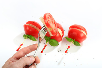 Mozzarella i pomidor nadziany na kolorową wykałaczkę, dłoń z widelcem. - obrazy, fototapety, plakaty
