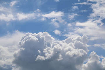 Traumhafte Wolkenformationen über den Feldern