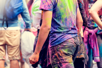 Obraz premium Young people are having fun at the festival of colors.