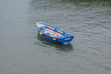 pequeña barca de madera amarrada en el puerto pesquero 
