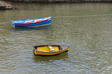 dos pequeños y coloridos botes de madera amarrados en el puerto pesquero 