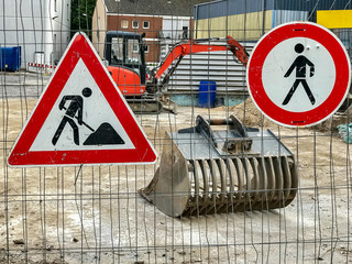 Warnschilder an einer Baustelle