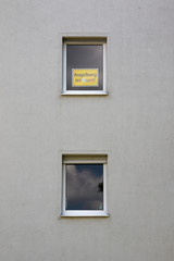 Obraz na płótnie Canvas Vielfalt und Toleranz - Schild Augsburg ist bunt in Fenster eines Hochhauses