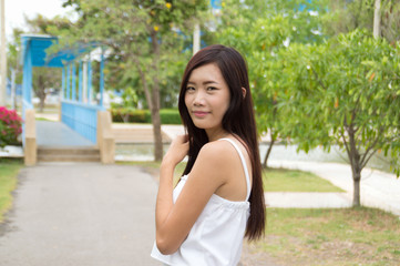 Naklejka premium Attractive young woman enjoying her time outside in public park