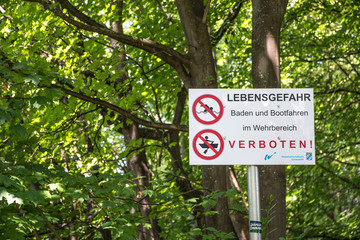 Warnschild am Ufer - Lebensgefahr Baden und Bootfahren verboten