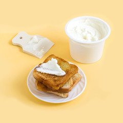 Creative idea: cream cheese as putty for toast