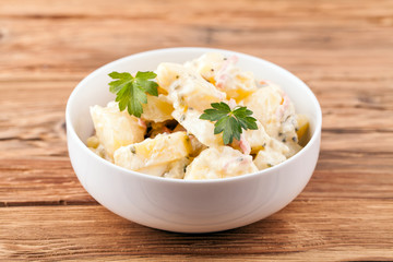 Kartoffelsalat Kartoffel Salat mit Gemüse Schüssel auf Holz Tisch