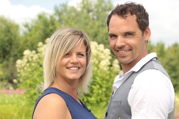 Obraz premium Happy love couple outside