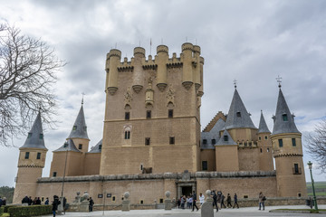 fachada principal del famoso Alcazar deSegovia Segovia un dia nublado