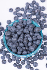 Heidelbeeren in einer Schale, isoliert auf weißem Hintergrund