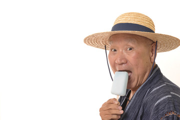 アイスキャンディーを食べるシニア