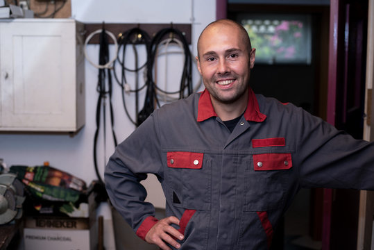 Mechaniker in seiner Werkstatt