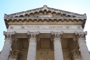 Perpignan, fronton du palais de justice (France)