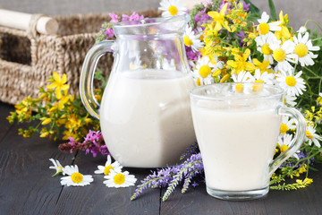 Obraz na płótnie Canvas Non-dairy vegan oat milk with berries, healthy diet
