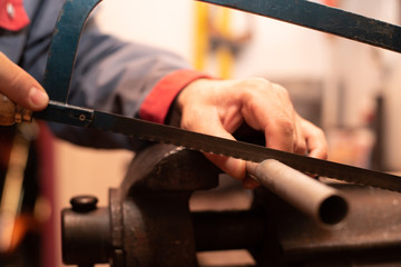 Mann bei der Arbeit mit einer Säge