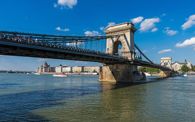 Budapest - Kettenbrücke mit Parlamentsgebäude im Hintergrund