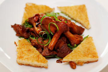 Fried chanterelle mushrooms with fried bread and young onion