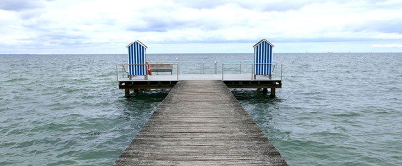 Seebrücke. Alte verwitterte hölzerne Planken. Weg zum Pier für Sportboote
Holzbohlen, Pier für...