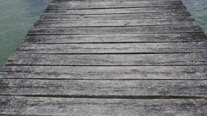 Alte verwitterte Holzplanken am Hafen. Nahaufnahme