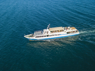Obraz premium top view cruise liner in the open sea isolated