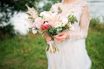 Obraz na płótnie Canvas bouquet, wedding, bride, background, isolated, white, beautiful, flowers, floral, green, dress, rose, rustic, nature, beauty, woman, girl, decoration, flower, happy, celebration