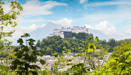 Obraz premium Panoramiczny widok na twierdzę Hohensalzburg w mieście Salzburg w lecie - Salzburg, Austria, Europa