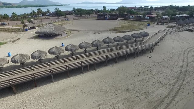 Muelle playa El Maviri