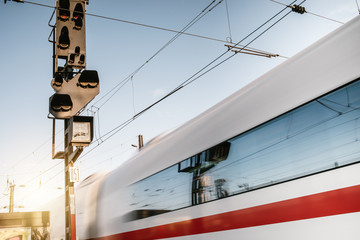 Auschnitt eines Schnellzugs in Bewegung 