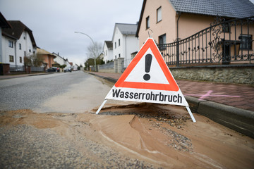 Wasserrohrbruch im Wohngebiet