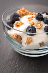 granola yogurt blueberries