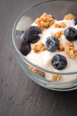 granola yogurt blueberries