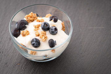 granola yogurt blueberries