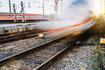 Obraz premium Züge fahren in den Bahnhof ein 