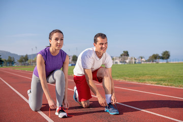 Obraz premium Men and women tied the ropes to prepare jogging with pleasure