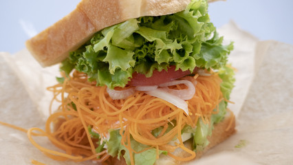 はみ出すサンドイッチ