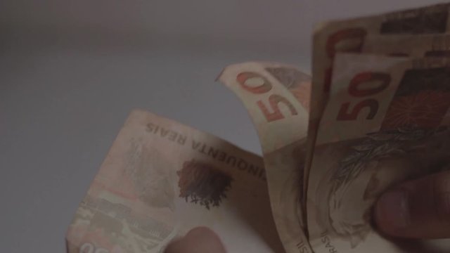 Folheando notas de 50 reais