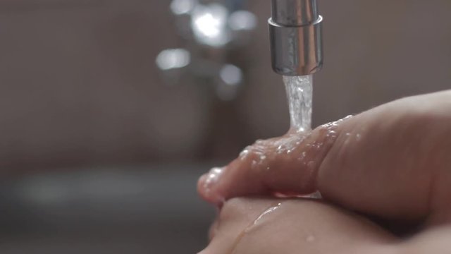 Lavando as m&atilde;os na torneira - close