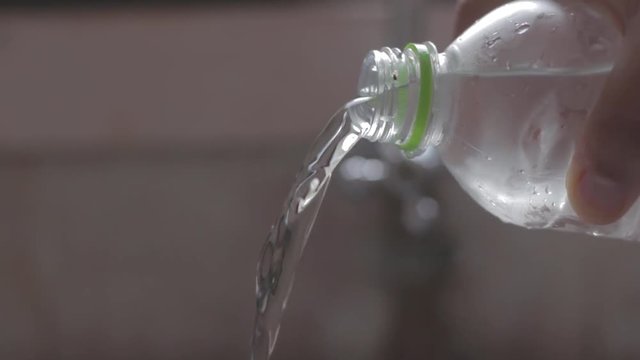 Esvaziando garrafa d'&aacute;gua
