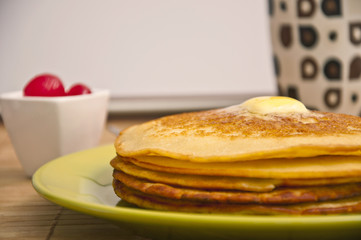 Pancakes con mantequilla y cerezas