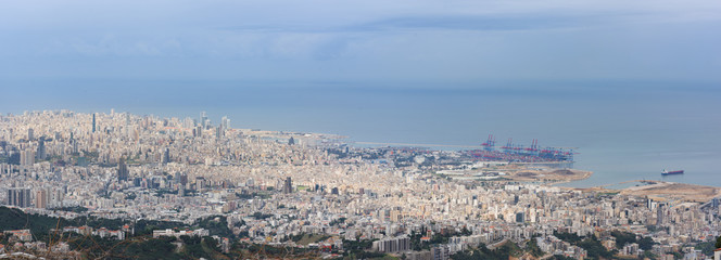 Fototapeta premium Bejrut, Liban - 26 lutego 2018 r .: Panorama stolicy Bejrutu, z punktu widzenia Beit Mery, z centrum miasta i portem wzdłuż wybrzeża Morza Śródziemnego w Beit Mery, Liban.