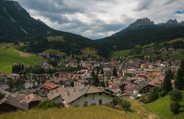 Fototapeta na wymiar Veduta panoramica di Moena in provincia di Trento, Italia