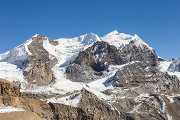 Obraz premium Stunning mountain view near the top of the Thorung La pass in the Himalayas along the Annapurna circuit trekking in Nepal