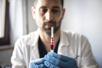 medico prepara una siringa per fare una vaccinazione