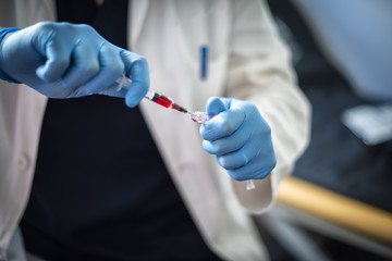 medico prepara una siringa per fare una vaccinazione