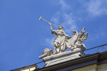 Obraz premium Sculptural composition on top of a building on Market Square in Lviv, Ukraine