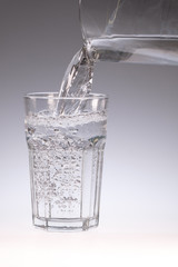 Kanne in grosses Wasserglas